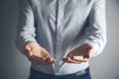 Genç iş adamı boş avuç