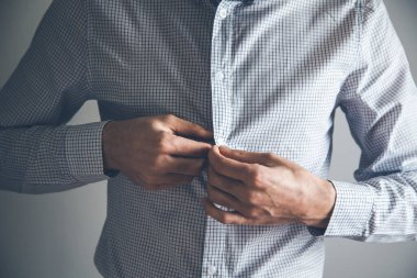 İş adamı gömlek giyer.