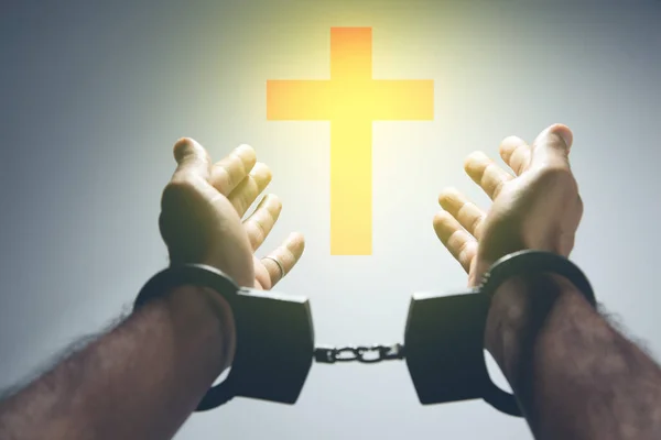 クロスと祈りの男の手錠 — ストック写真