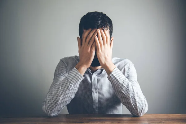 Ledsen Man Hand Ansikte Skrivbordet — Stockfoto