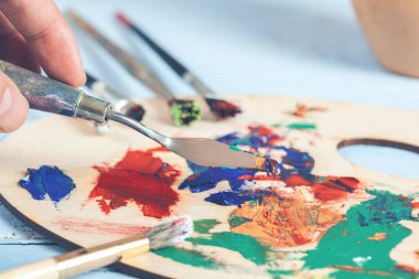 Yağ boyalı bir palet bıçağı.