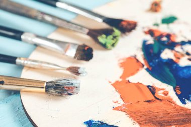 Profesyonel sanat materyalleriyle dolu güzel bir hayat.