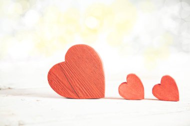 Masadaki kırmızı tahta kalpler.