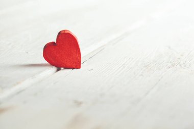 Tahta masadaki kırmızı kalp.