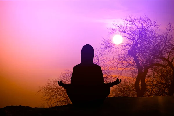 Meditatie Vrouw Bij Prachtige Zonsondergang — Stockfoto