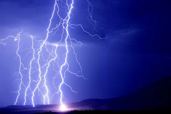 Blitz schlägt auf der Erde ein — Stockfoto