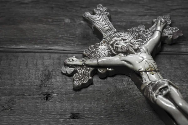 Güzel eski İsa ile eski ahşap yerde çapraz.