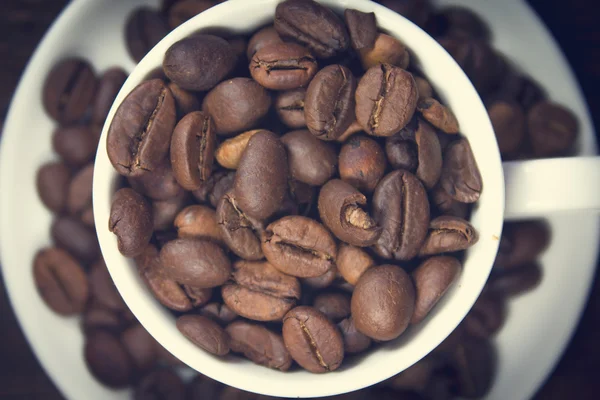 Кава на коричневому фоні — стокове фото