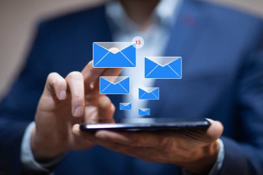 İş adamı elinde e-posta ile akıllı telefon tutuyor..