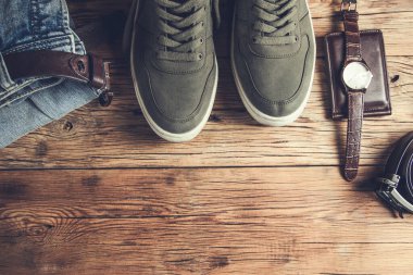 Kotlu ayakkabılı ve kemerli saat