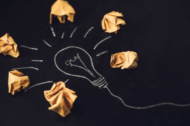 İlham kavramı güvertede buruşmuş kağıt ampulü