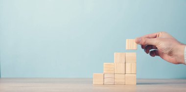 İş adamı ahşap blokları tutuyor. İş geliştirme kavramı