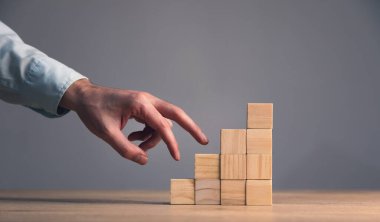 Elle tırmanma merdiveni ahşap bloktan yapılmış.