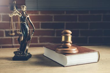 Tokmak yargıcı kitap ve adalet masasında bayan