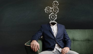 Adam kafa yerine dişlilerle oturuyor.