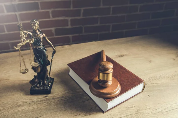 Tokmak yargıcı kitap ve adalet masasında bayan