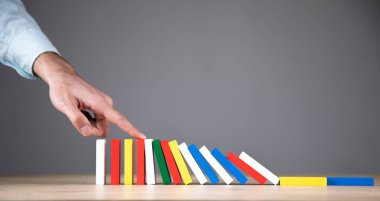 İş adamı eli. Renkli tahta blokları durdurun.