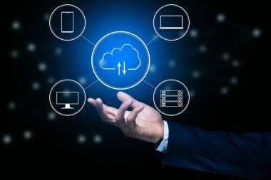 Sanal bulut hesaplamasını bağlantı hattı ile elinde tutan adam