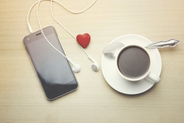 telefonu, kulaklık, kahve ve kalp