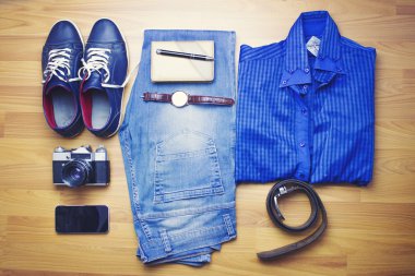 Erkek giyim ve Aksesuar ahşap arka plan üzerinde