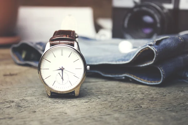 Montre, jeans et appareil photo — Photo