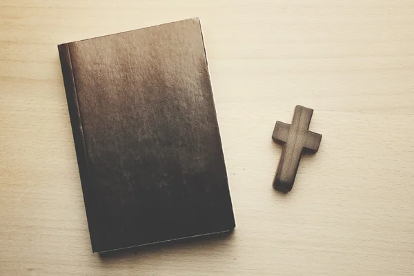 Kříž na notebook — Stock fotografie