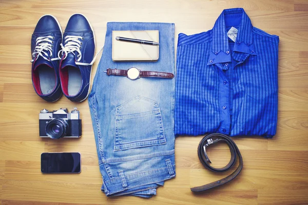 Mäns kläder och accessoarer på trä bakgrund — Stockfoto