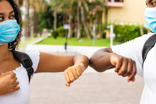 Korona virüsünün yayılmasını önlemek için dirseklerle yeni bir sosyal mesafe selamlaması. Çift virüs için öpüşmüyor. Covid 19 konsepti.