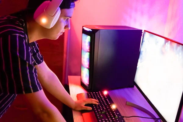 Jovem Jogador Jogando Online Melhor Jogo Para Computador Novas Tendências — Fotografia de Stock