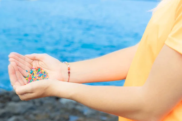 Händerna Fulla Mikroplast Stranden Olika Plastfärgade Begreppet Förorening Plast — Stockfoto