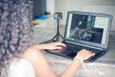 Bilgisayarını kullanarak bir şey arayan tıp öğrencisi..