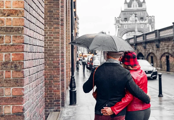 Egy Pár Sétál Esőben Egy Gyönyörű Londoni Tower Bridge Alatt — Stock Fotó