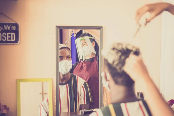 Adult African Man Hairdresser Wearing Protective Mask Due Coronavirus Pandemic — Φωτογραφία Αρχείου