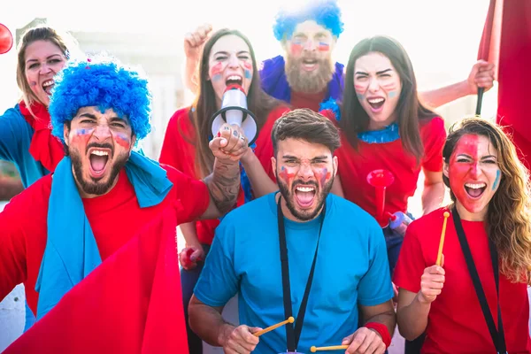 Fußballfans Bejubeln Das Pokalspiel Stadion Junge Leute Mit Roten Und — Stockfoto