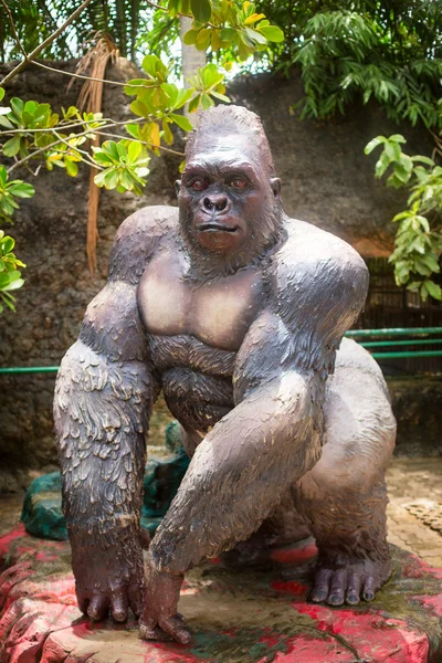 Статуя гориллы — стоковое фото