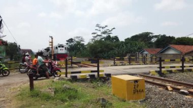 Jawa Tengah, Endonezya - 9 Ağustos 2021: KAI veya Endonezya treni Endonezya 'daki otoyoldan geçen demiryolu üzerinden gider.