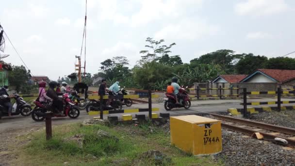 Jawa Tengah Indonésia Agosto 2021 Pessoas Passam Trilhos Ferroviários Uma — Vídeo de Stock