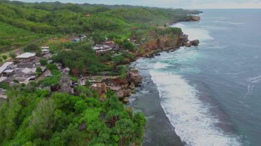 Ngobaran Sahili, Gunungkidul, Yogyakarta, tipik bir Bali tapınağı olan bir sahil mercan tepeleri, dalgalar ve okyanus manzarası olan..