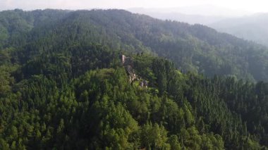 Karang Gemantung Taş Parkı 'nın hava aracı görüntüsü, Banjarnegara, Merkez Java, Endonezya. Tepelerin ortasındaki mercan kayaları, yemyeşil orman ve ağaçlarla çevrili..