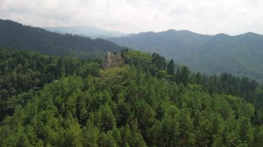 Karang Gemantung Taş Parkı 'nın hava aracı görüntüsü, Banjarnegara, Merkez Java, Endonezya. Tepelerin ortasındaki mercan kayaları, yemyeşil orman ve ağaçlarla çevrili..