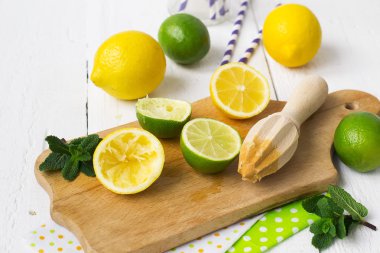 Limon, limon, nane kokteyli hazırlama ahşap arka plan üzerinde