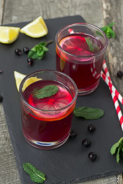 Limonada de baga, refrescante bebida de verão em um fundo escuro — Fotografia de Stock