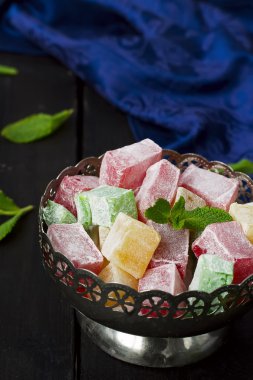 lokum - karanlık bir arka plan üzerinde geleneksel Türk tatlılar