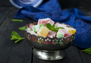 lokum - karanlık bir arka plan üzerinde geleneksel Türk tatlılar