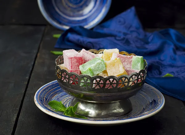 lokum - karanlık bir arka plan üzerinde geleneksel Türk tatlılar