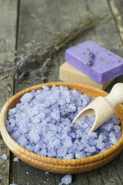Морська сіль з лавандою та натуральним милом - інгредієнти для спа-т — стокове фото