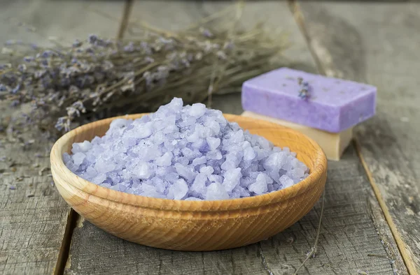 Morze soli z lawendy i naturalne mydło - składniki na spa t — Zdjęcie stockowe