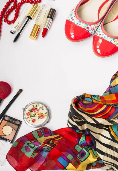 Kadınlar dizi moda aksesuarları, Ayakkabı, kozmetik ve takı, 