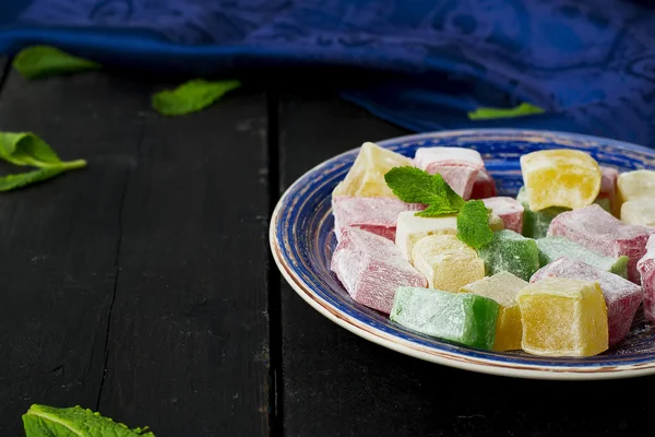 Lokum - doces turcos tradicionais em um contexto escuro Imagem De Stock