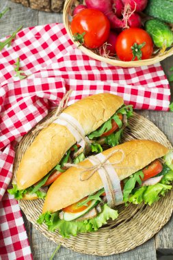 Kavrulmuş et ve sebze ile sandviç